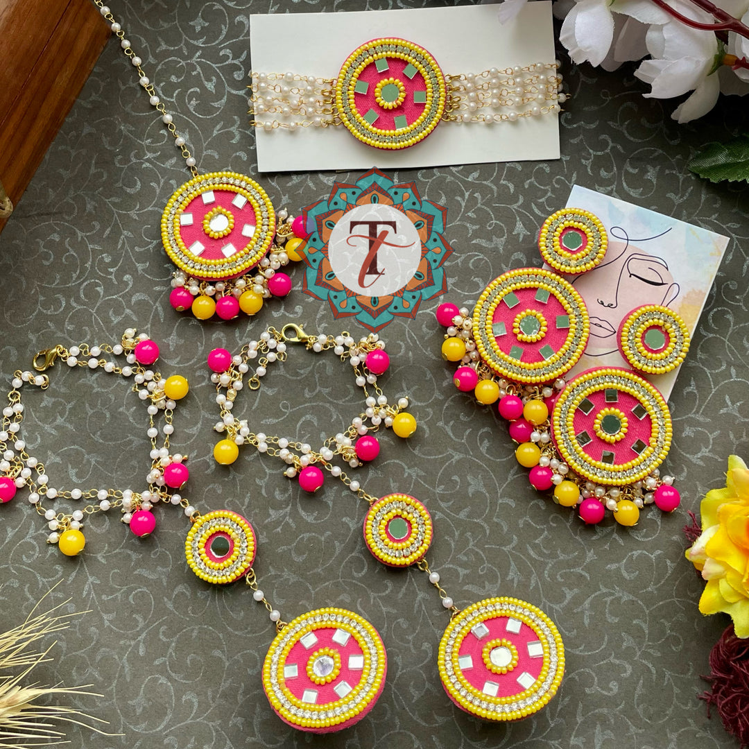 MAN MOHAK SET ( EARRINGS, TIKKA, PAIR OF BANGLES, PAIR OF RING )