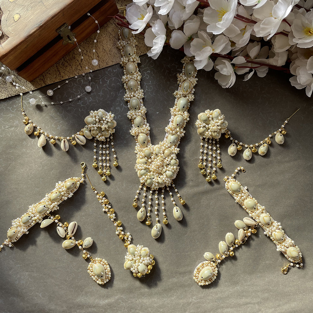 ANVI SET ( EARRINGS, TIKKA, PAIR OF HATHPHOOL, NACKLACE, EARCHAIN )