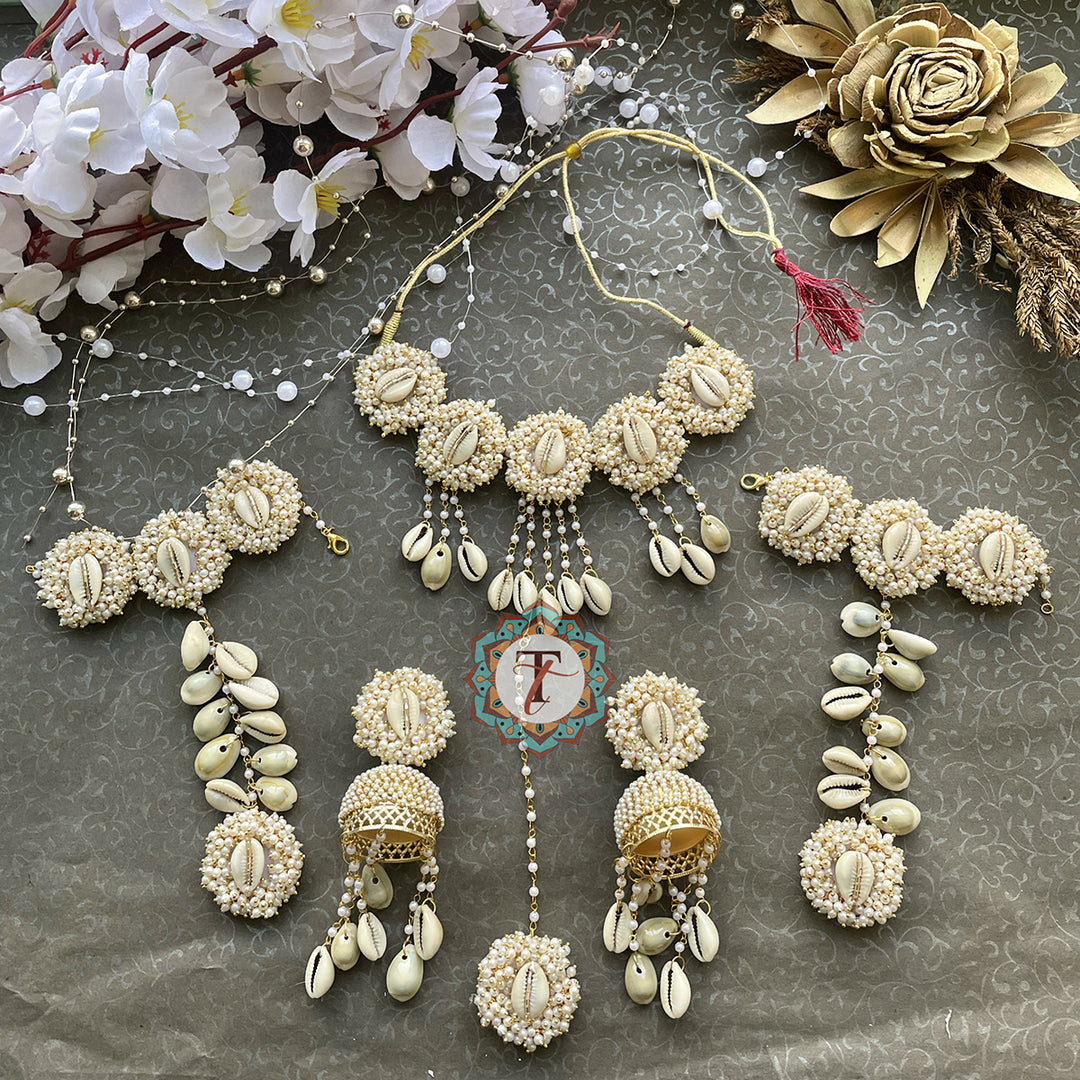 SHRUNGAR SET ( EARRINGS, TIKKA, PAIR OF HATHPHOOL, NACKLACE )
